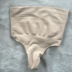 Skims new contour shape wear, no tag